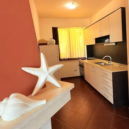 Sweet View Pool Escape *